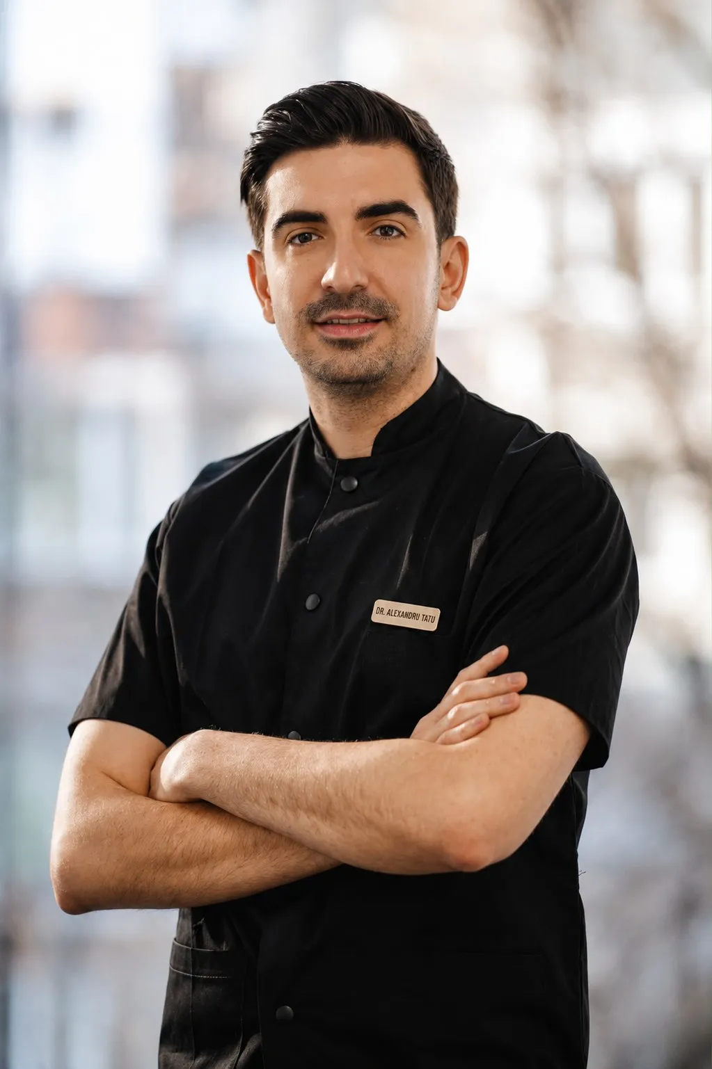 Dr. Alexandru Tatu, medic implantolog, în cabinetul stomatologic din București