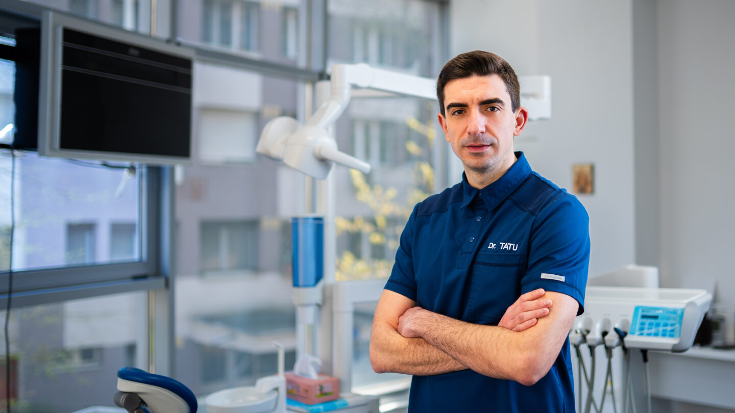 Dr. Alexandru Tatu — medic stomatolog specializat în implanturi dentare și reabilitări totale pe implanturi, în cabinetul dentar din Sector 6, București